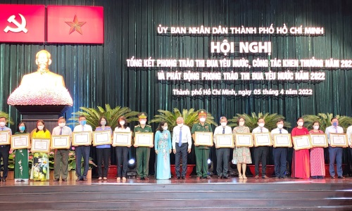 EVNHCMC vinh dự đón nhận Bằng khen của Thành phố